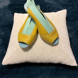 Cloud leather sz 6 peep toe sling backs- extra comfort cushioned sole. Like New